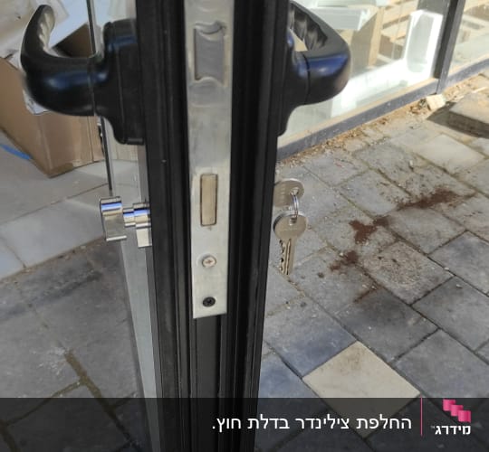 מנעול דלת זכוכית עם מפתח